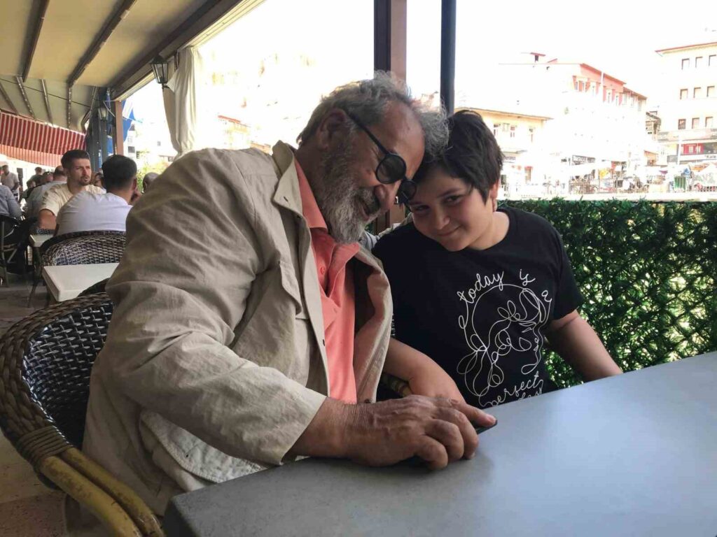 Le fondateur du musée et peintre Koçan a donné des conseils à un enfant de 10 ans doué en dessin.
