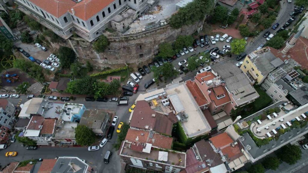 Le mur historique du hippodrome vieux de 1800 ans utilisé comme parking par İSPARK a été vu du ciel.