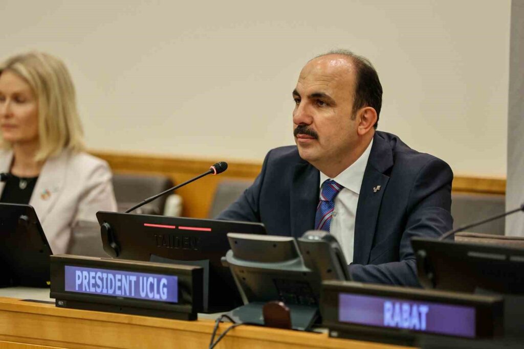 Le président de CGLU, Altay, s’est adressé aux municipalités du monde entier au siège de l’ONU: “Nous continuerons à être la voix des Palestiniens en toutes circonstances”.