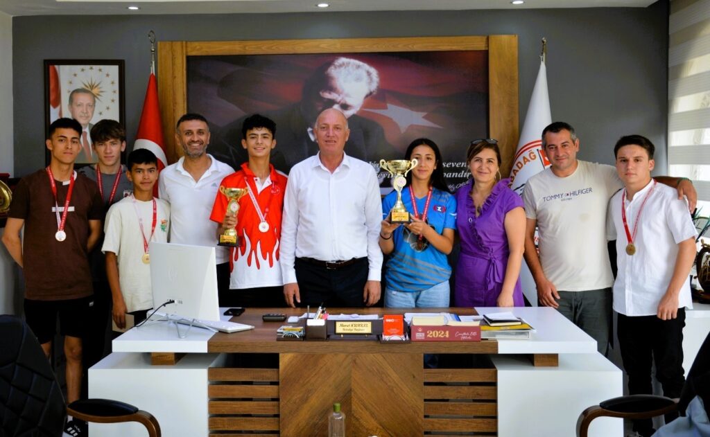 Le président Kumral a félicité les champions de Babadağ.