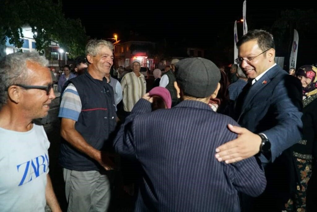 Le premier rassemblement public à Sındırgı a eu lieu dans le quartier de Gölcük.