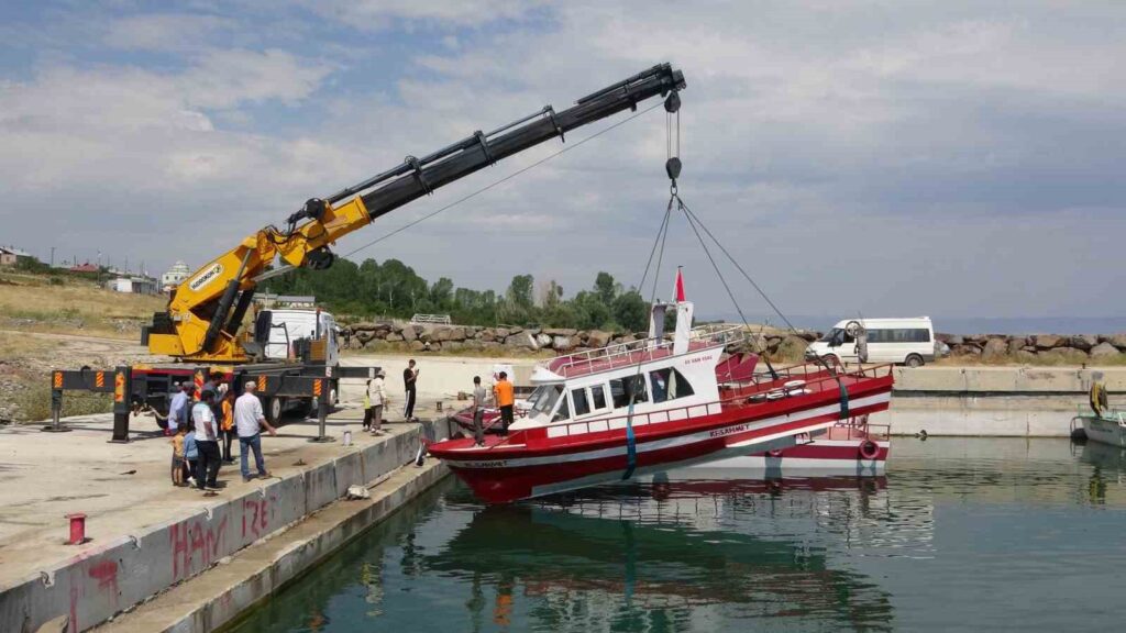 Les bateaux qui ont été entretenus pour la saison de pêche ont été descendus au lac de Van.