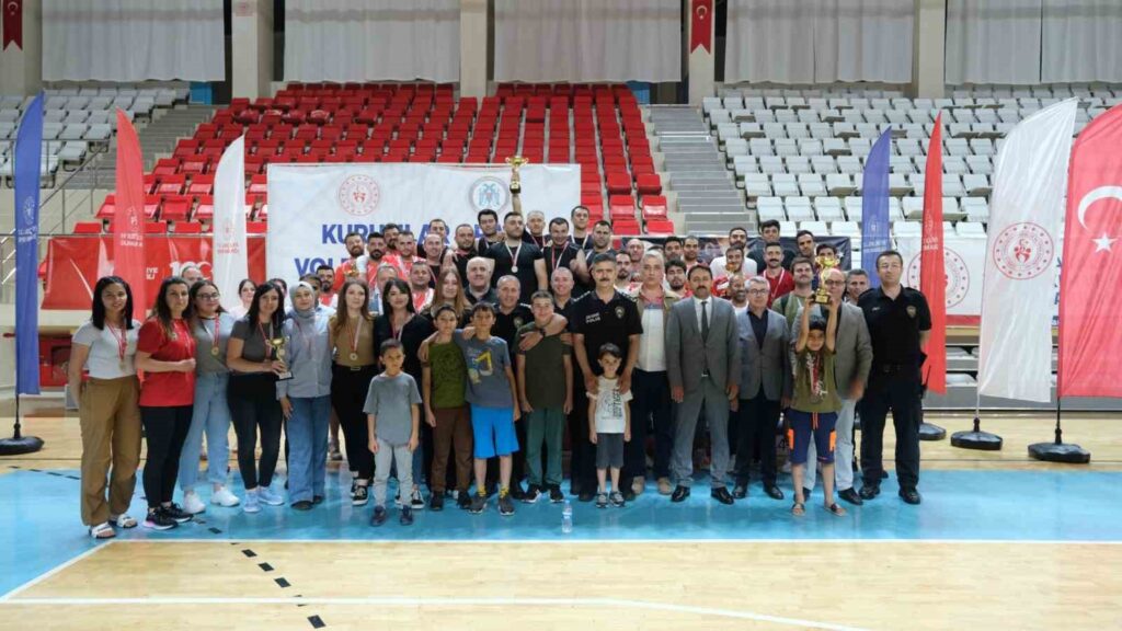 Les champions du tournoi sont les policiers.