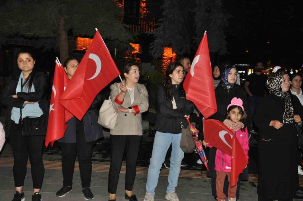 Les habitants de Kars ont rempli les places publiques à l’occasion du 8e anniversaire du 15 juillet.