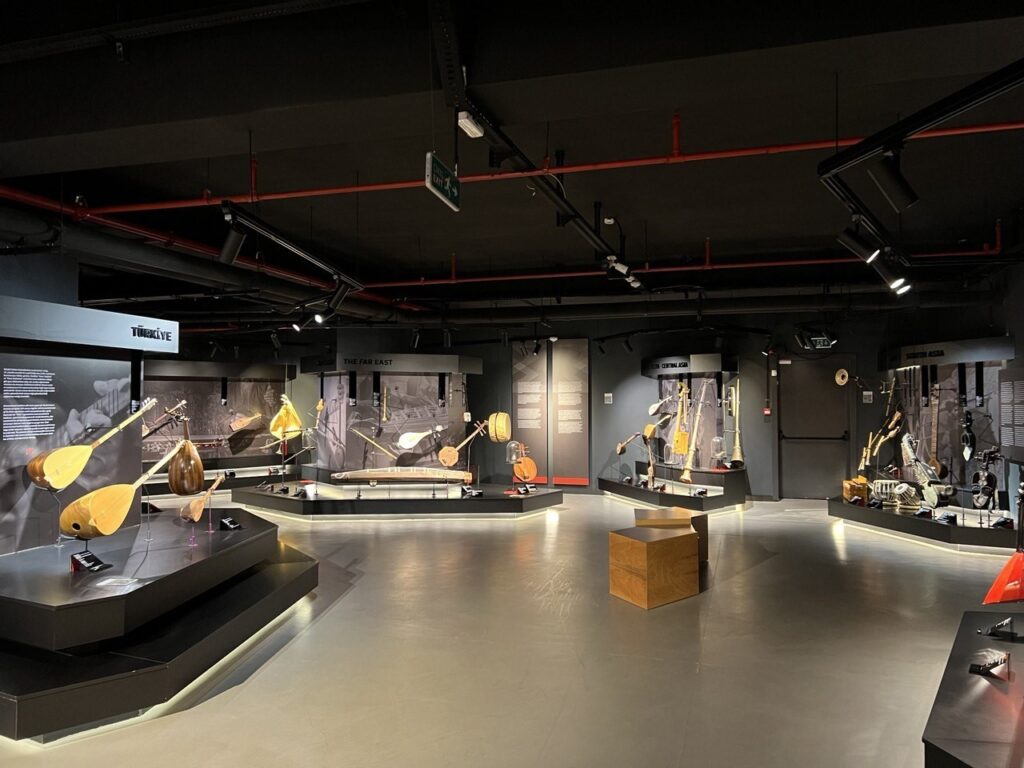 Les instruments de ce musée portent des traces de leurs histoires et de leurs géographies.