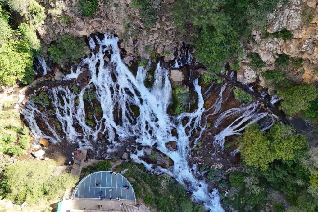Une cascade changeant les saisons : la cascade de Tomara