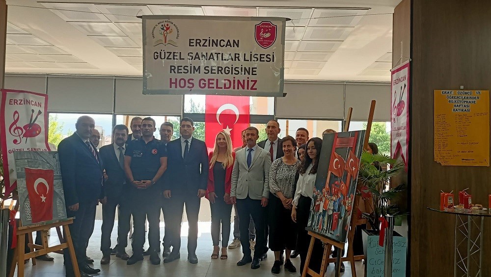 Une exposition de peintures et de livres sur le 15 juillet a été ouverte à Erzincan.