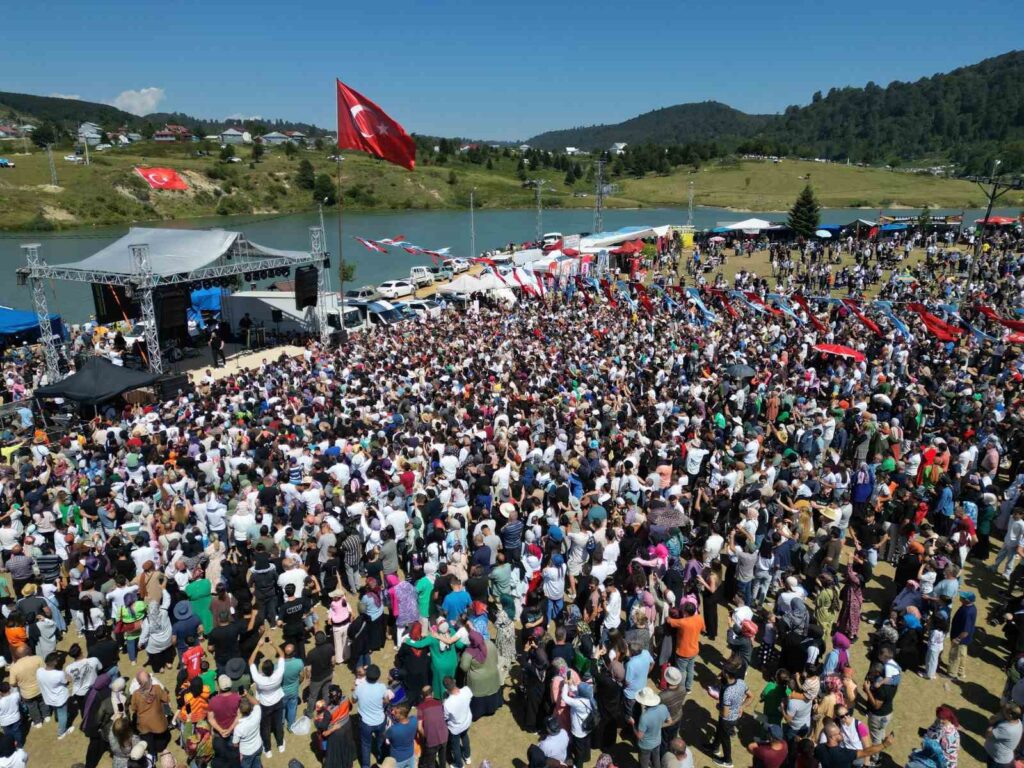 Une grande effervescence lors des festivités d’Akyazı Acelle Plateau, auxquelles ont participé des milliers de personnes.