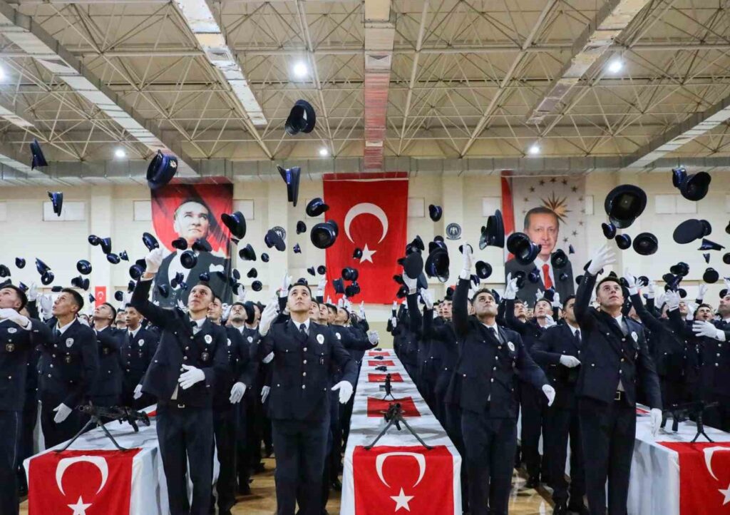 428 candidats policiers ont diplômé à Erzincan.