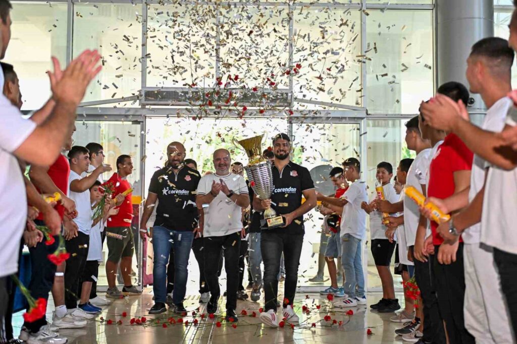 Accueil enthousiaste pour le grand champion Enes Doğan