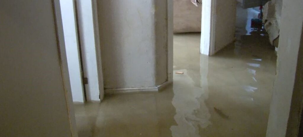 En raison des fortes pluies à Bahçelievler, les maisons ont été inondées.