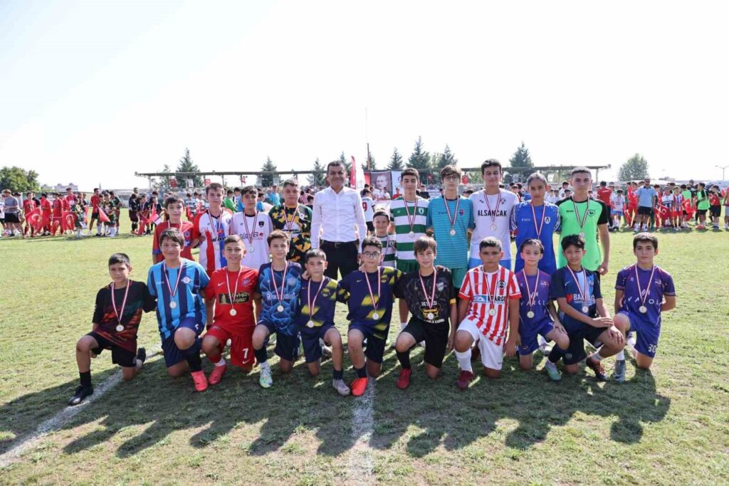 Le président Çavuşoğlu a partagé l’excitation des jeunes lors de la Coupe de la Victoire.