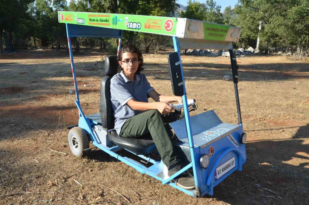 Un jeune de 15 ans a construit un véhicule fonctionnant avec des panneaux solaires, ayant une autonomie de 65 km.