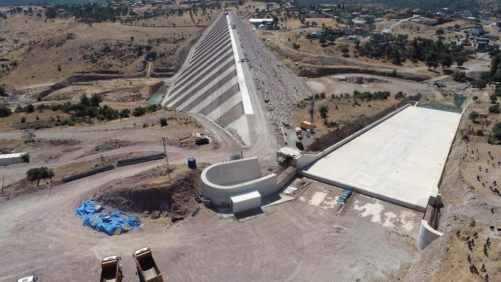 Vers la fin du barrage de Sarma-Davutlar