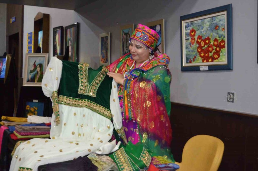 Le jeune peintre afghan Muradi a présenté les couleurs afghanes aux amateurs d’art d’Ankara.