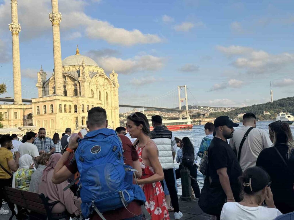 Les citoyens ont observé avec intérêt l’athlète traversant le pont du 15 Juillet sur une corde.