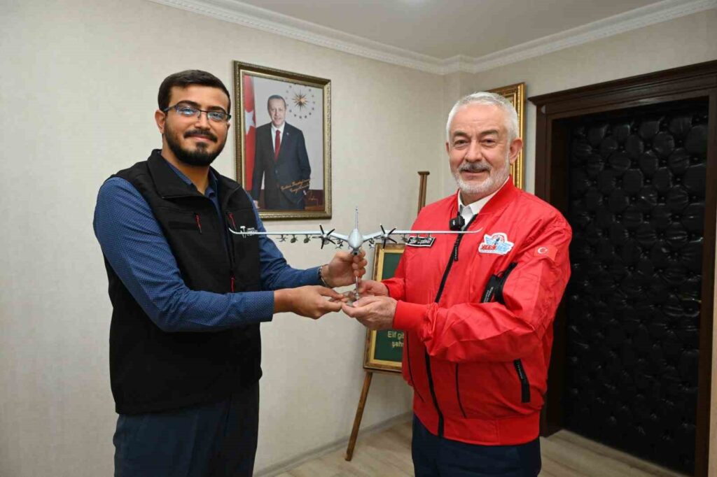 Un modèle d’Akıncı de Selçuk Bayraktar au Président Başdeğirmen