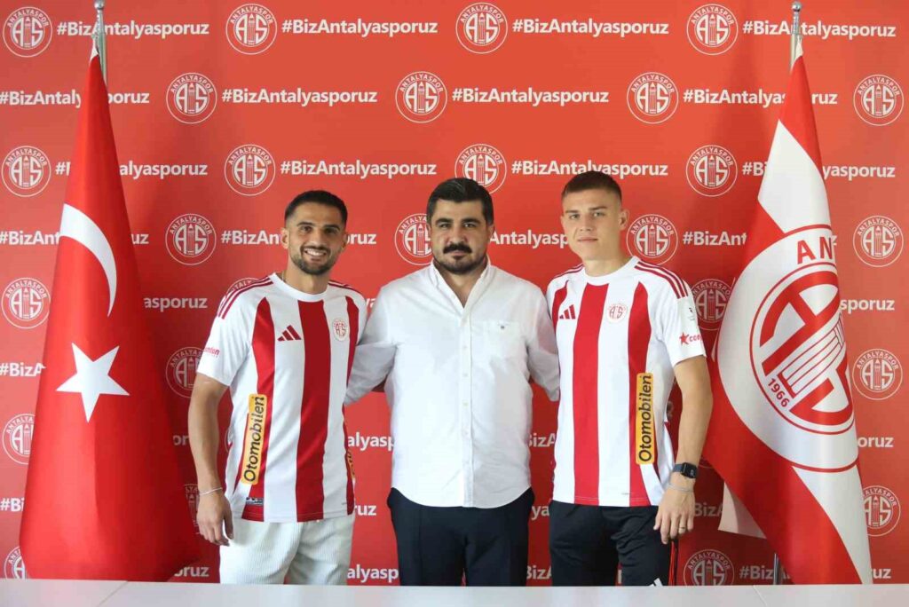 Une cérémonie de signature a été organisée pour Petrusenko et Abdurrahim à Antalyaspor.