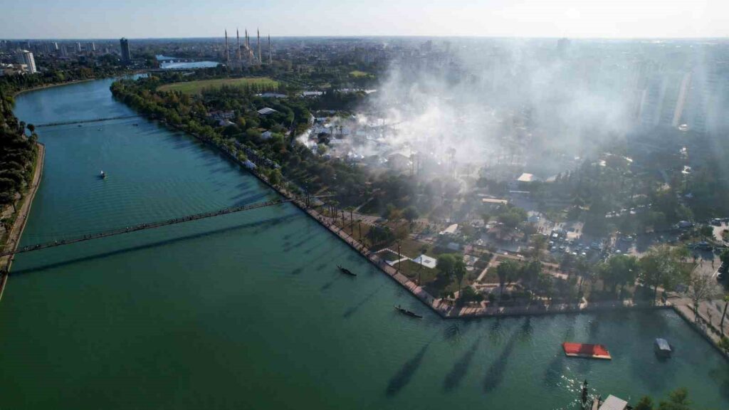 À Adana, 500 000 brochettes de viande et 400 000 bouteilles de jus de navet ont été consommées en 4 jours.