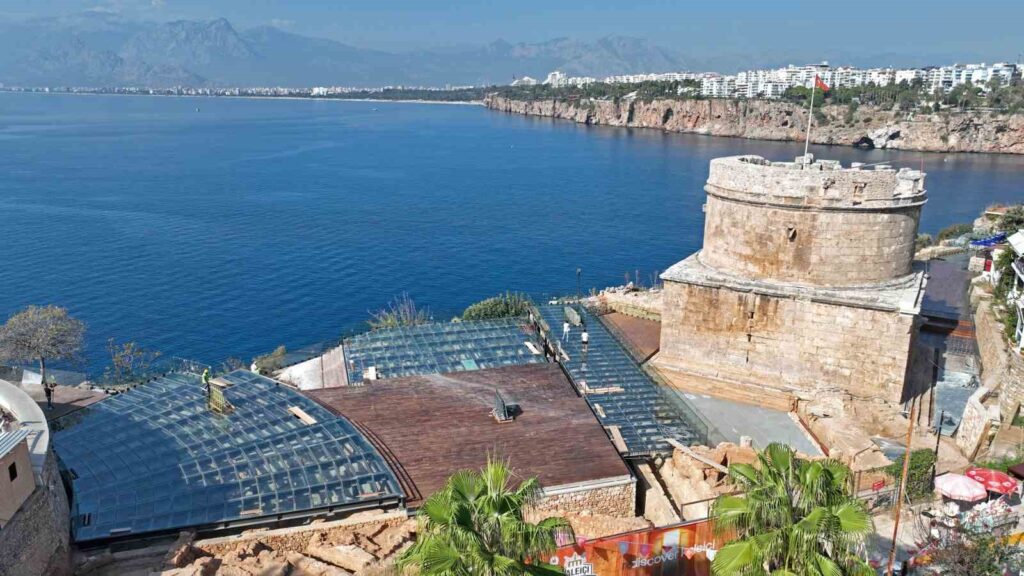 Dernières retouches à la terrasse d’observation de la tour Hıdırlık