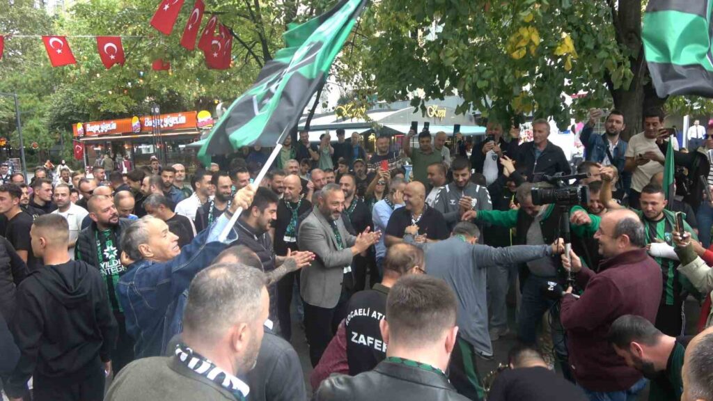 Kocaelispor est descendu dans la rue, des images colorées sont apparues.