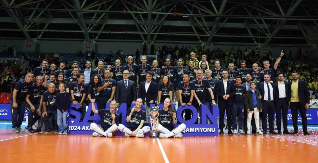 L’équipe féminine de volley-ball de Fenerbahçe a levé le trophée de champion.