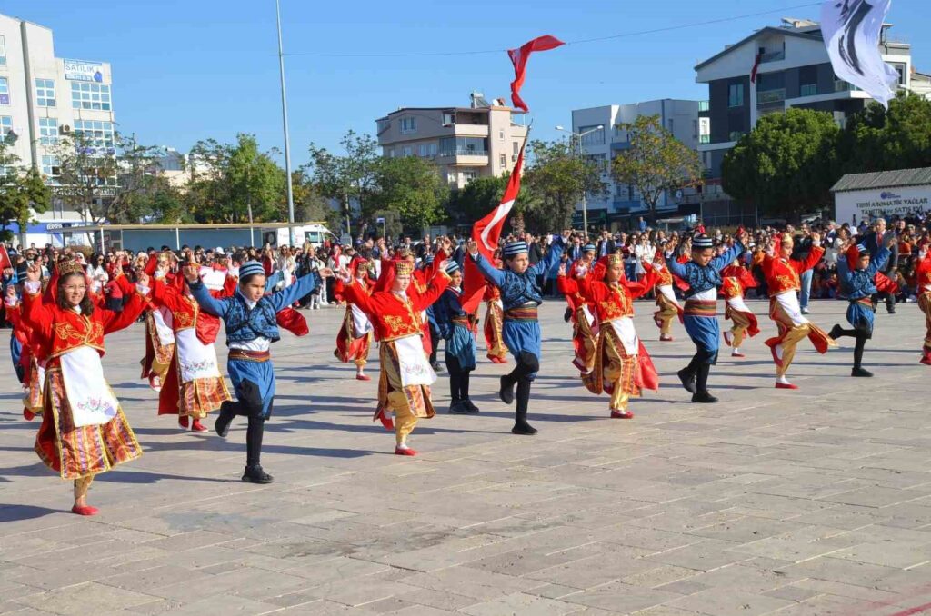 La fête de la République du 29 octobre a été célébrée avec des images colorées à Didim.