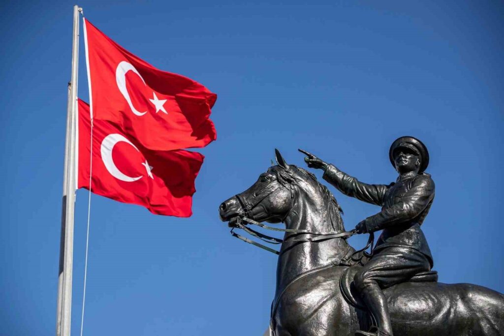 La fête de la République à Izmir sera célébrée avec un cortège de grands drapeaux turcs, une parade aux lanternes et des cérémonies.