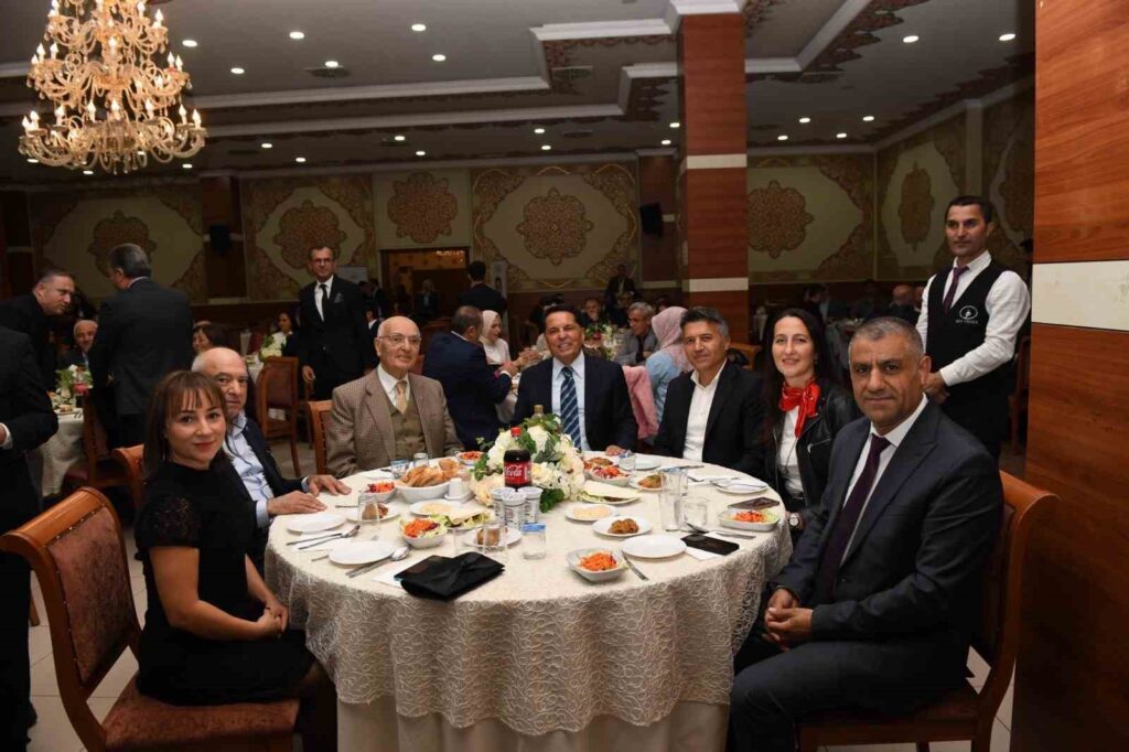 Le maire d’Esenyurt a rencontré les chefs de village et leurs familles à l’occasion de la Journée des chefs de village le 19 octobre.