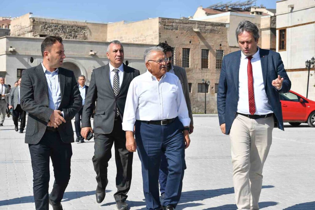 Le président Büyükkılıç a examiné sur place le projet qui mettra en valeur la structure historique du quartier de Kayseri.
