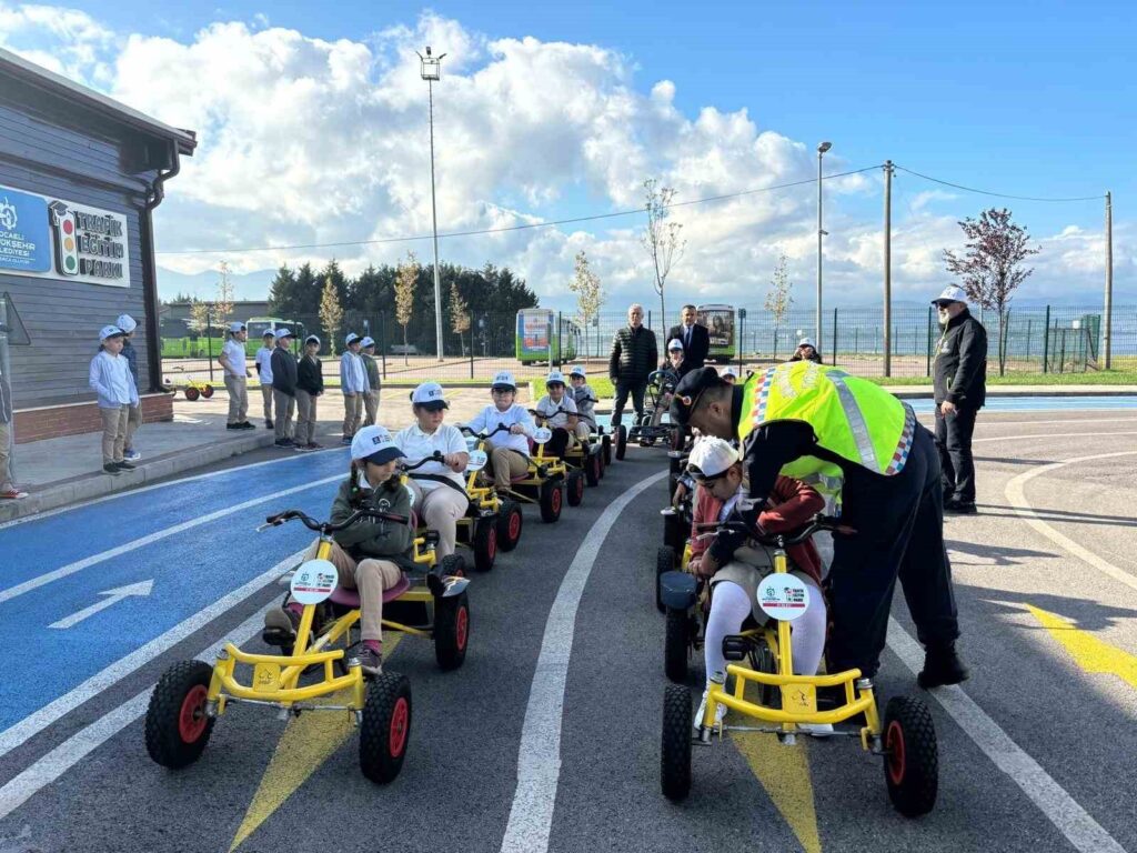 Les petits apprennent les règles de la circulation.