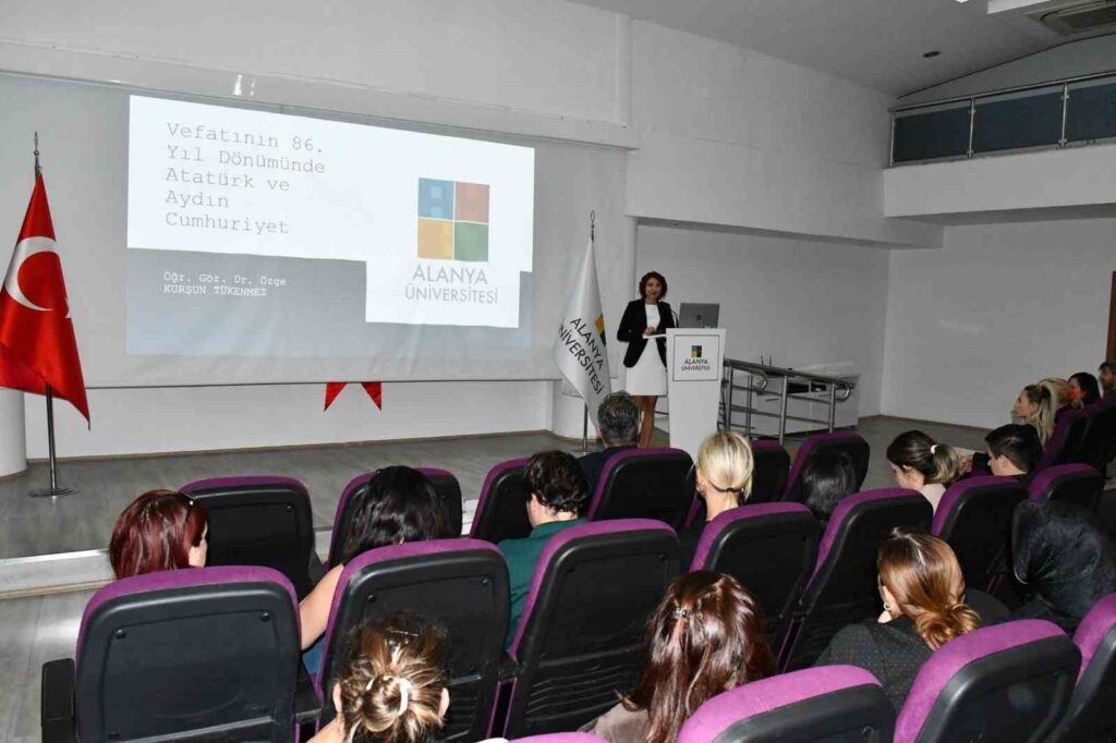 Cérémonie de commémoration d’Atatürk à l’Université d’Alanya le 10 novembre