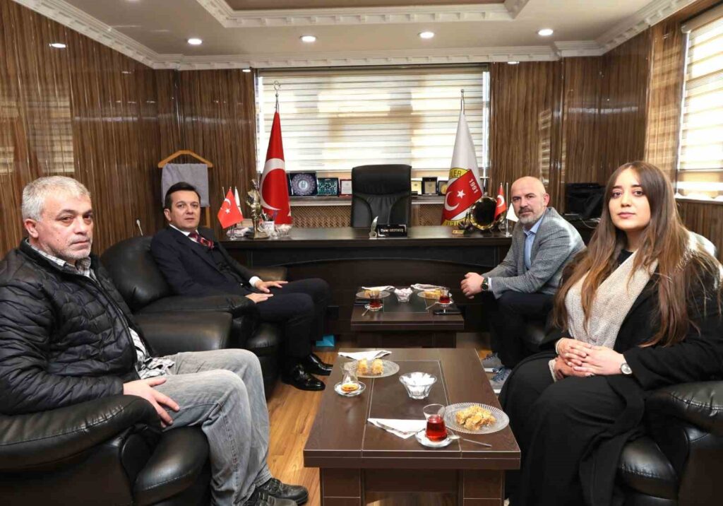 Le directeur de la police de la province de Bayburt, Barış Erkol, a rencontré des membres de la presse.