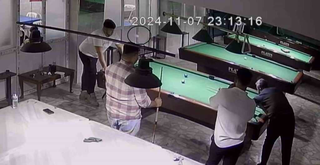 Le jeune homme qui a reçu une boule de billard sur la tête est tombé au sol, ses amis ont éclaté de rire.