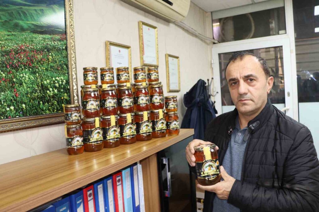 Le kilo de miel Anzer est mis en vente à 4000 TL.