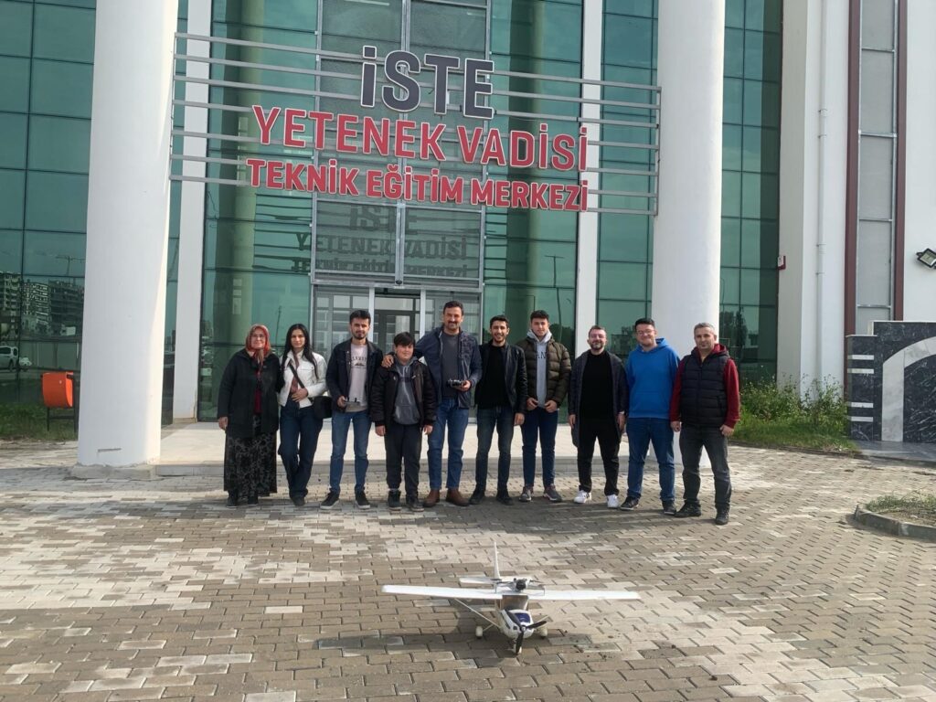 Formazione sui Veicoli Aerei a Pilotaggio Remoto (UAV) Completata presso il Centro di Educazione Implementato da DOĞAKA