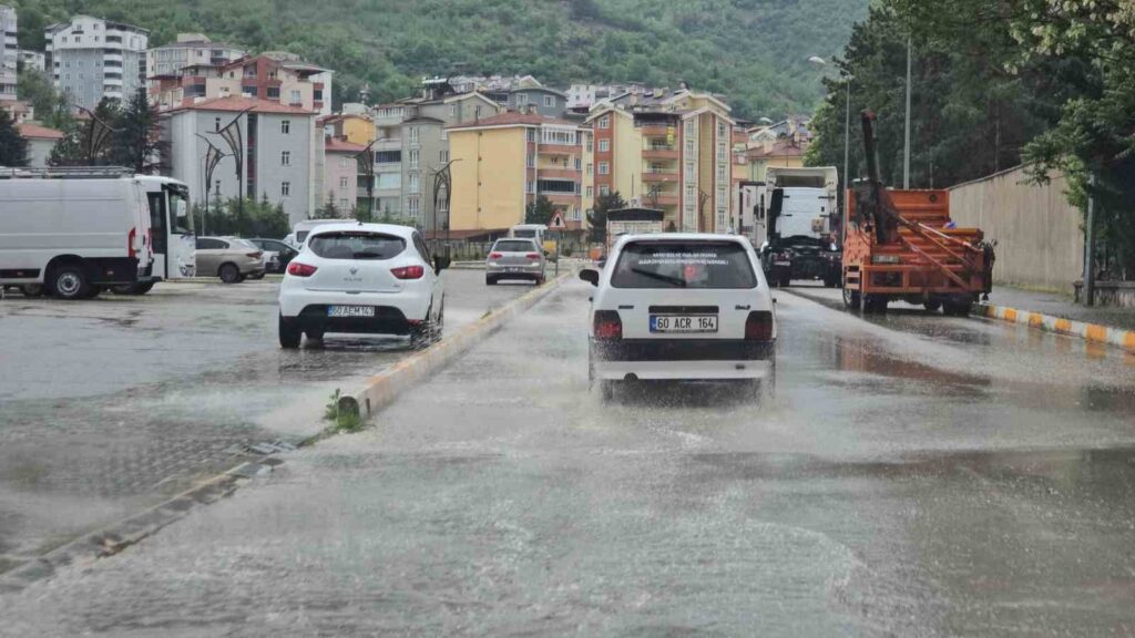 A Tokat le strade si sono trasformate in laghi a causa di un acquazzone