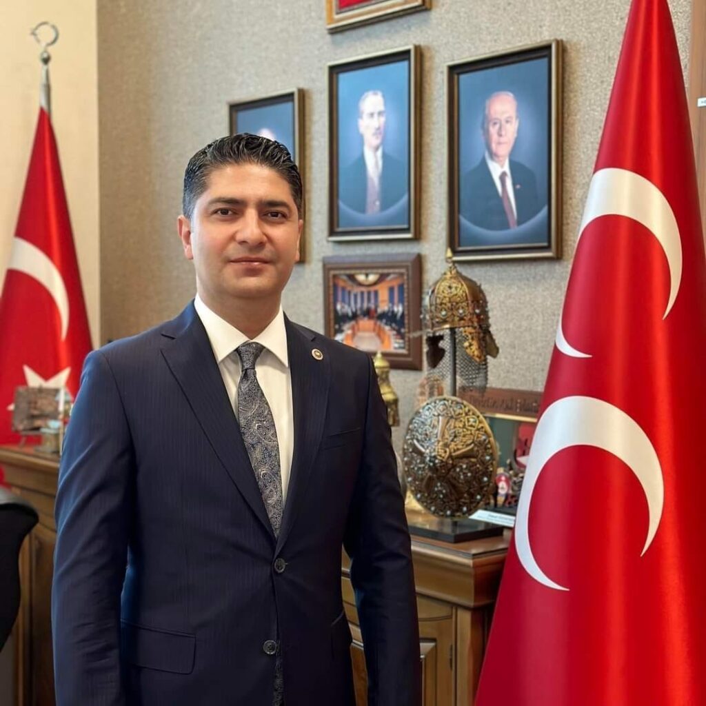 MHP’li Özdemir: “Noi siamo maestri nell’amare la patria e nel servirla, mentre voi siete compagni dei nemici della Turchia”
