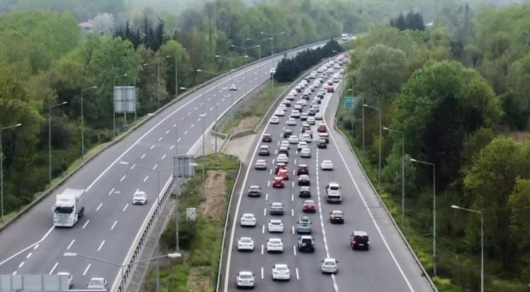 CHIUSURA DEL TRAFFICO STRADALE A DÜZCE A CAUSA DEI LAVORI DI SOPRASTRUTTURA DELL’AUTOSTRADA ANATOLICA
