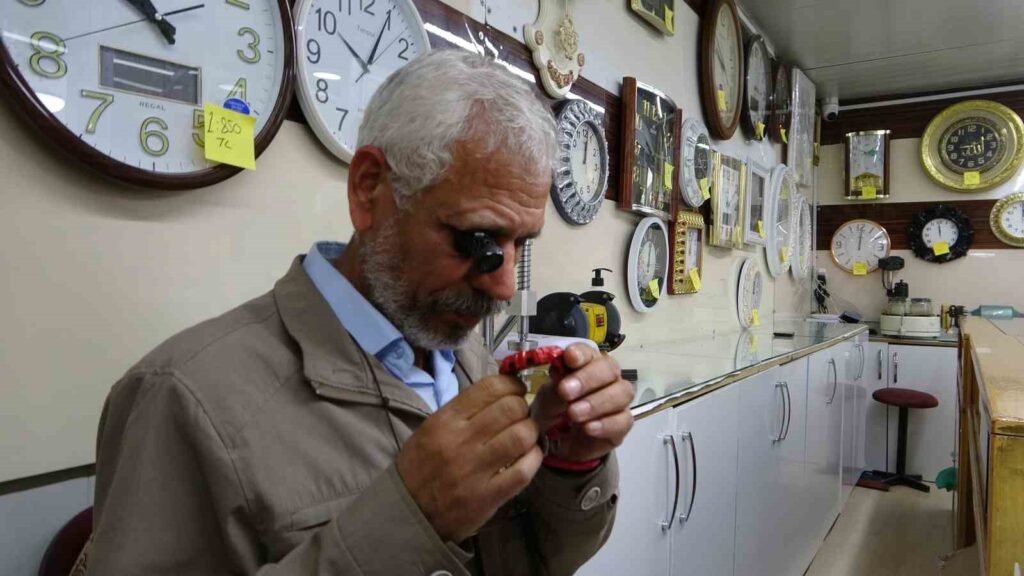 Dopo il terremoto: il maestro orologiaio Mehmet Üzmez