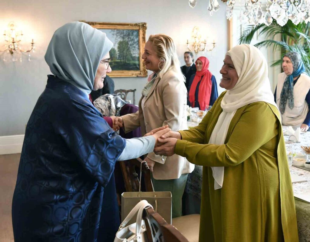 Emine Erdoğan ha incontrato le madri durante il programma del Giorno della Madre