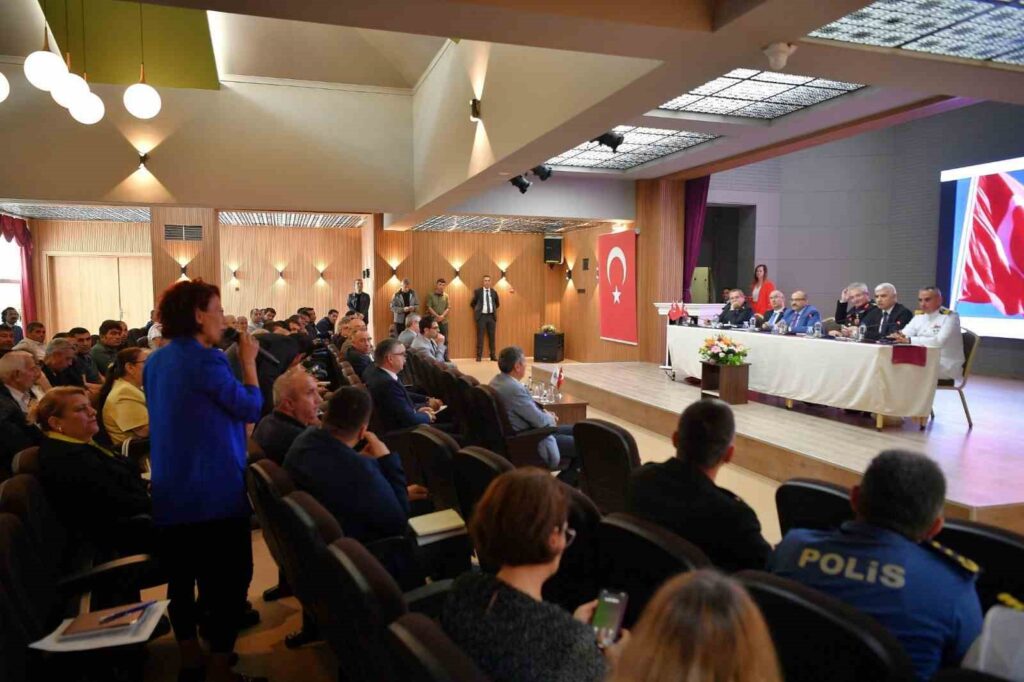 Il governatore di Balıkesir, Ismail Ustaoğlu, si è incontrato con i capi dei quartieri