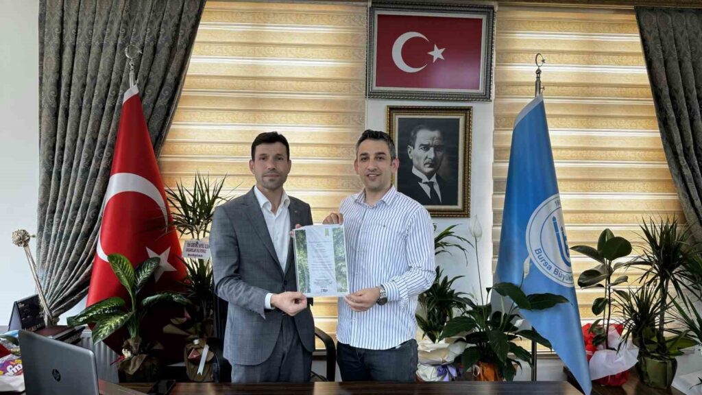 Il sindaco di Büyükorhan, Kamil Turhan, dona una borsa di studio
