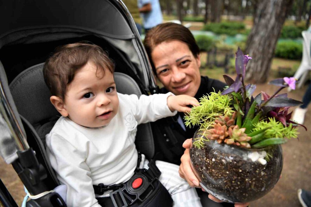 Il workshop di terrari per la festa della mamma ad Antalya ha riscosso grande successo