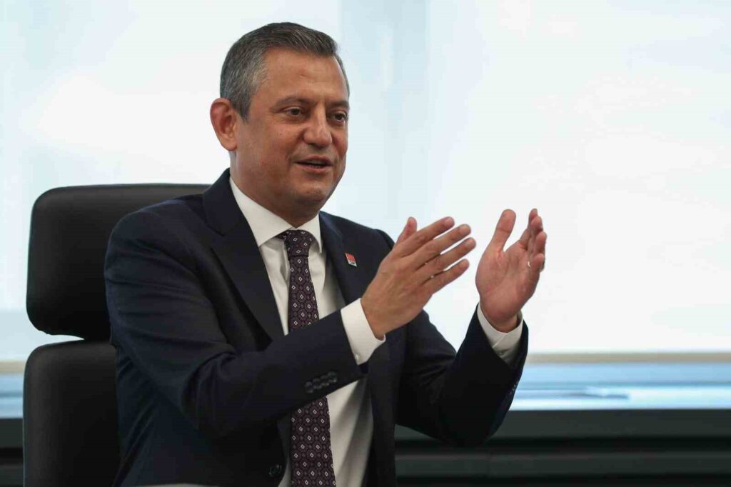 Incontro e discussioni tra i leader del CHP e del partito DEM