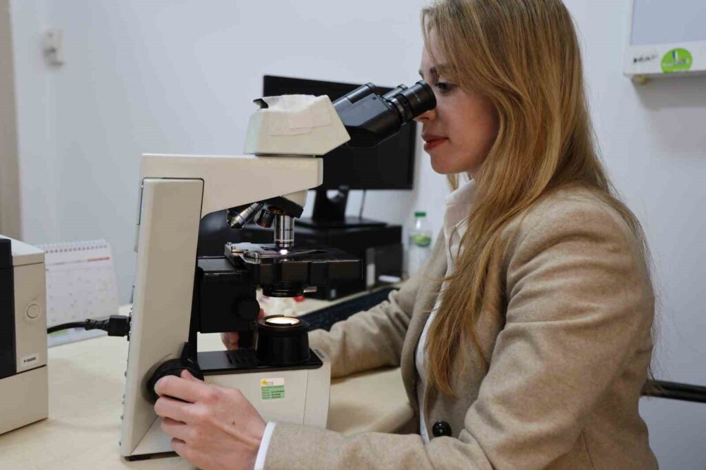 La talassemia è una malattia ereditaria del sangue che riguarda la produzione di emoglobina. Questa condizione comporta un’anomalia nei globuli rossi, che possono diventare fragili e portare a una ridotta capacità di trasportare l’ossigeno. Esistono diversi tipi di talassemia, che possono variare da