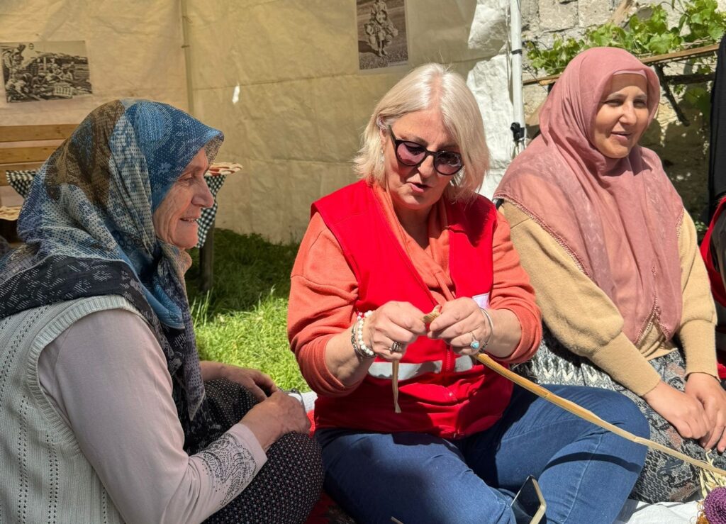 Le volontarie donne della Mezzaluna Rossa Turca a Bolu hanno visitato le madri dei villaggi in occasione della Giornata della Madre