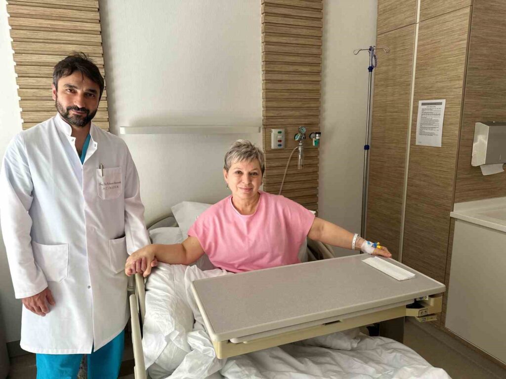 Linfedema è una condizione cronica che si verifica quando il sistema linfatico non è in grado di drenare correttamente i liquidi, causando un accumulo di linfa nei tessuti. Questa condizione può causare gonfiore, rigidità e disagio nella zona interessata, e può portare a infezioni ricorrenti della