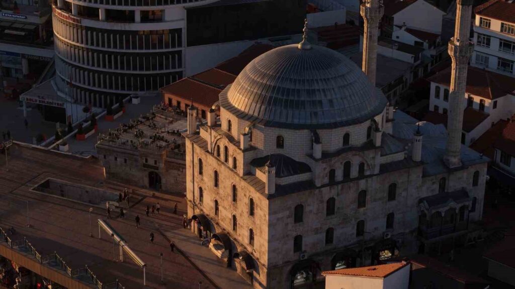 Moschea di Bayezid I e Colonne d’equilibrio