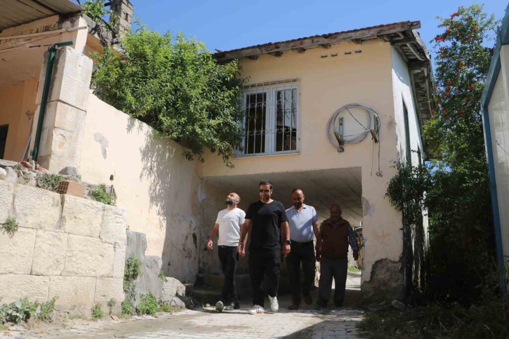 Moschea unica a Hatay con una strada che passa sotto di essa